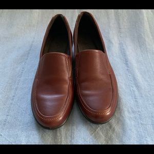 39 / 8.5 US loafer, barely worn